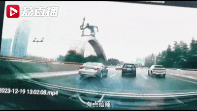 让汽车自动驾驶,司机居然在车里打瞌睡,下一秒“砰”! 让汽车自动驾驶,司机居然在车里打瞌睡,下一秒“砰”!