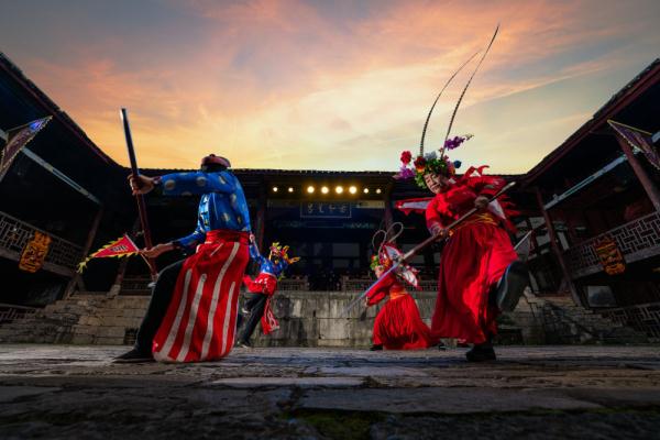 重庆酉阳:龚滩古镇烟花非遗迎新年 重庆酉阳:龚滩古镇烟花非遗迎新年