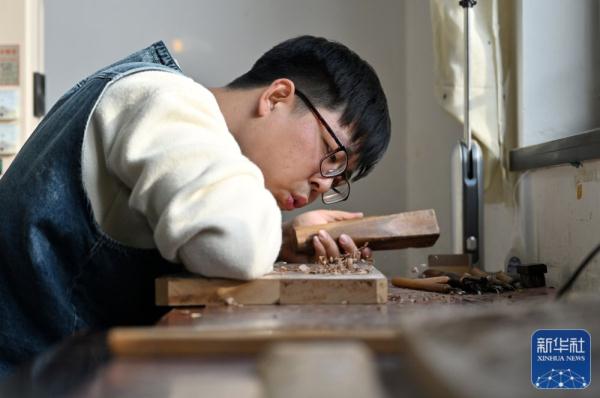 匠心雕刻 青春“守艺”——年画传人郗旺