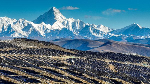 甘孜雅江500MW南真光伏电站成功并网发电