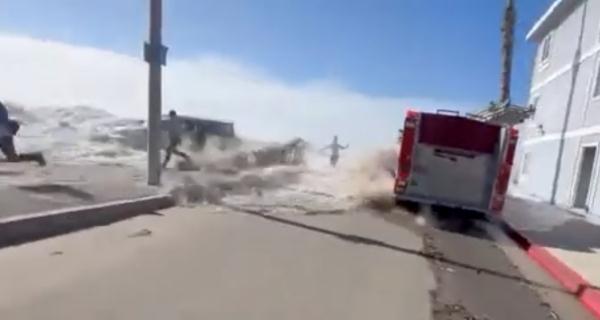 巨浪连续三日袭击美国加州海岸 致多人受伤 巨浪连续三日袭击美国加州海岸 致多人受伤