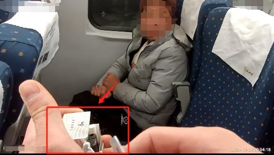 “我要回老家结婚了,点根烟高兴高兴。”男子连续两天在动车上抽烟,结果…… “我要回老家结婚了,点根烟高兴高兴。”男子连续两天在动车上抽烟,结果……