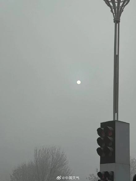 浓雾笼罩!山东浓雾弥漫太阳变白灯球 浓雾笼罩!山东浓雾弥漫太阳变白灯球