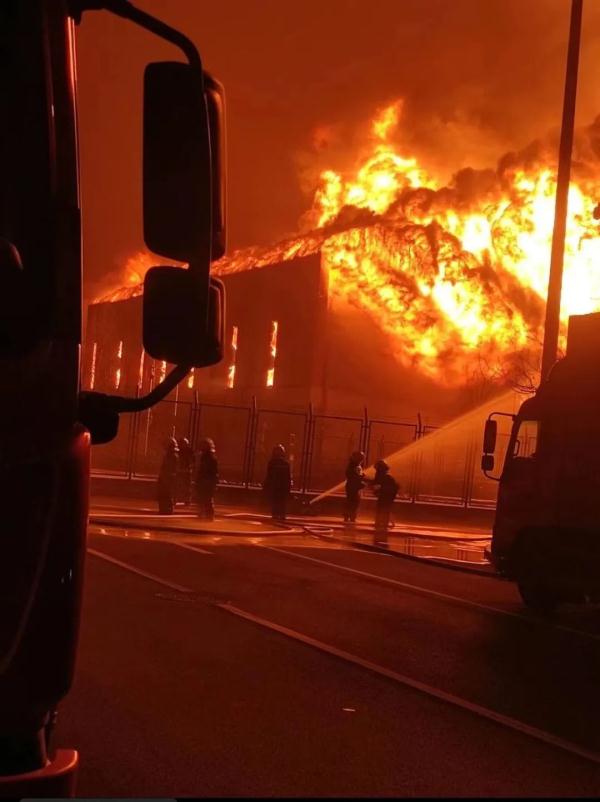 青岛一保税区仓库发生火灾