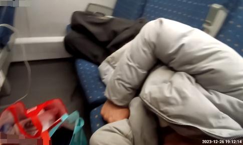 “我要回老家结婚了,点根烟高兴高兴。”男子连续两天在动车上抽烟,结果…… “我要回老家结婚了,点根烟高兴高兴。”男子连续两天在动车上抽烟,结果……