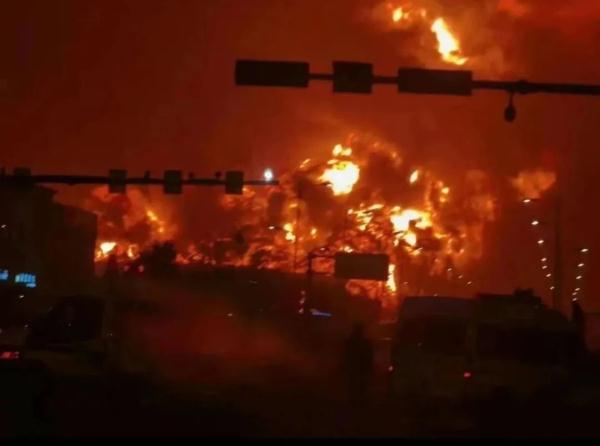 青岛一保税区仓库发生火灾