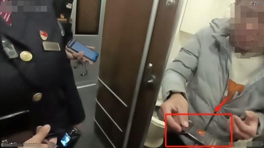 “我要回老家结婚了,点根烟高兴高兴。”男子连续两天在动车上抽烟,结果…… “我要回老家结婚了,点根烟高兴高兴。”男子连续两天在动车上抽烟,结果……