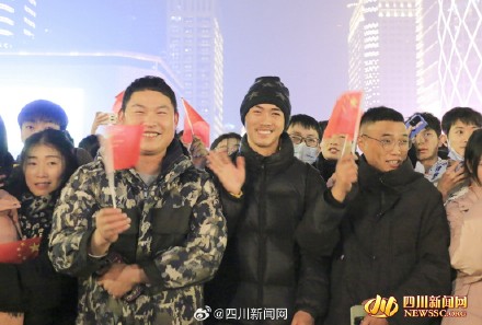 祝福伟大的祖国！成都天府广场举行2024年元旦升旗仪式