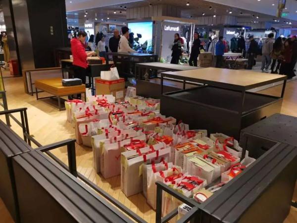 太疯狂!上海人凌晨2点还在买?收银点大排长龙,自动扶梯上都是人,有品牌紧急限流 太疯狂!上海人凌晨2点还在买?收银点大排长龙,自动扶梯上都是人,有品牌紧急限流