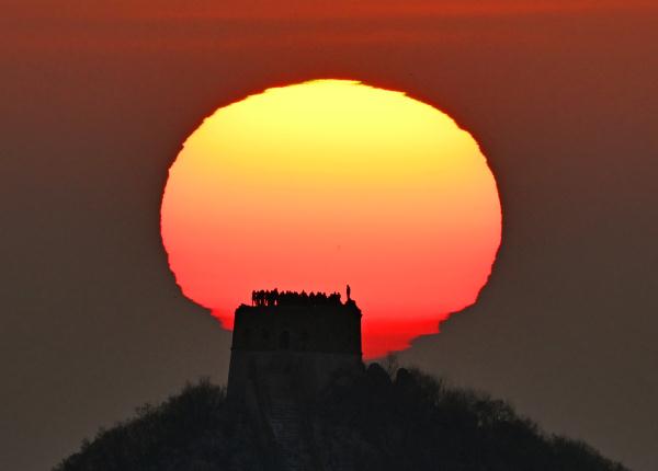 壮美！游客登上长城，迎接2024新年曙光