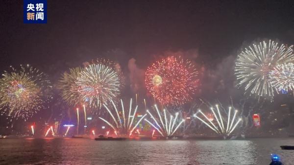 迎接2024年！香港举办  “跨年倒数”烟花音乐汇演