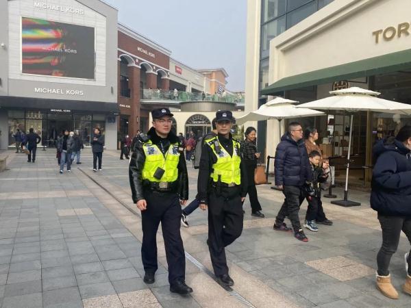 太疯狂!上海人凌晨2点还在买?收银点大排长龙,自动扶梯上都是人,有品牌紧急限流 太疯狂!上海人凌晨2点还在买?收银点大排长龙,自动扶梯上都是人,有品牌紧急限流