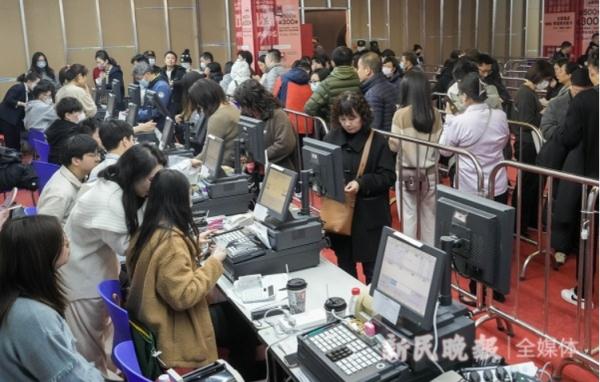 太疯狂!上海人凌晨2点还在买?收银点大排长龙,自动扶梯上都是人,有品牌紧急限流 太疯狂!上海人凌晨2点还在买?收银点大排长龙,自动扶梯上都是人,有品牌紧急限流