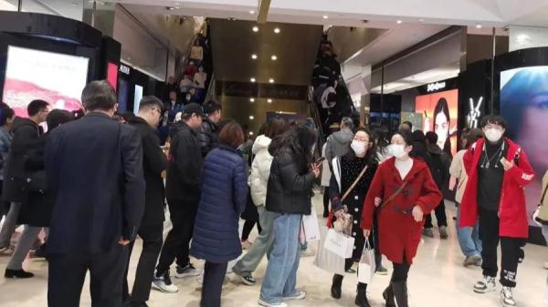 太疯狂!上海人凌晨2点还在买?收银点大排长龙,自动扶梯上都是人,有品牌紧急限流 太疯狂!上海人凌晨2点还在买?收银点大排长龙,自动扶梯上都是人,有品牌紧急限流