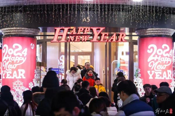 太疯狂!上海人凌晨2点还在买?收银点大排长龙,自动扶梯上都是人,有品牌紧急限流 太疯狂!上海人凌晨2点还在买?收银点大排长龙,自动扶梯上都是人,有品牌紧急限流