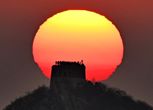 壮美！游客登上长城，迎接2024新年曙光