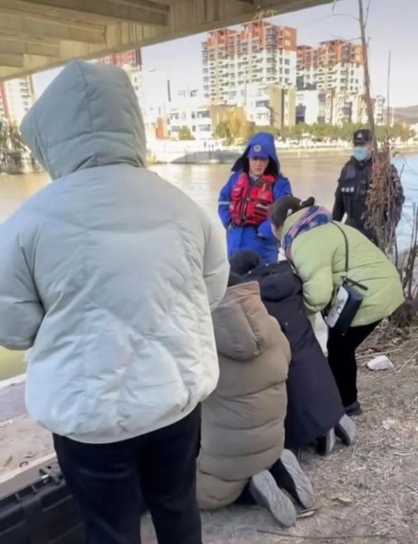 连云港18岁男孩坠河20余天仍未找到,多支救援队正在打捞,父亲讲述→ 连云港18岁男孩坠河20余天仍未找到,多支救援队正在打捞,父亲讲述→