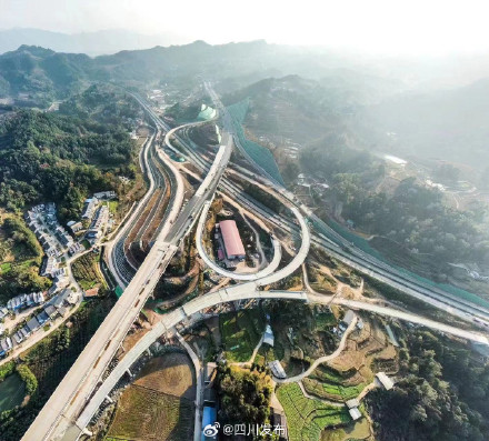 川渝新通道 开梁高速公路（四川境）全线贯通