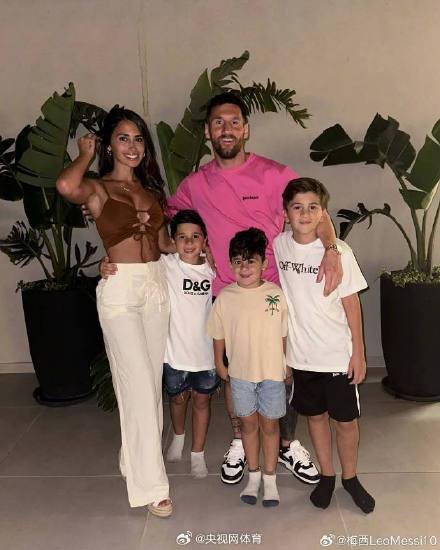 梅西新年晒全家福