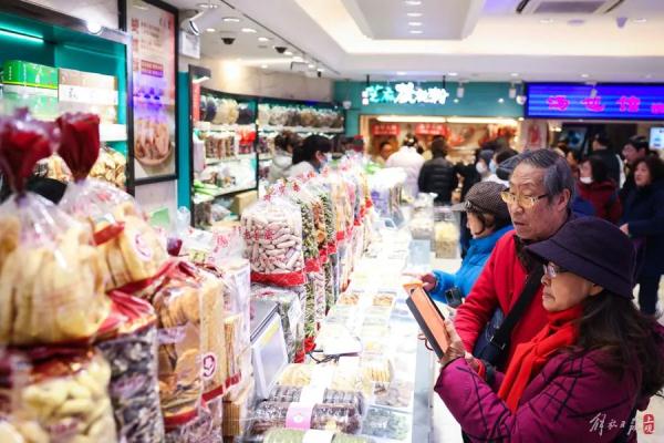 太疯狂!上海人凌晨2点还在买?收银点大排长龙,自动扶梯上都是人,有品牌紧急限流 太疯狂!上海人凌晨2点还在买?收银点大排长龙,自动扶梯上都是人,有品牌紧急限流