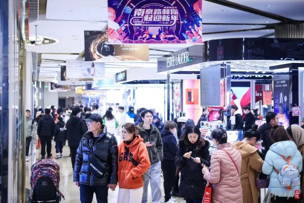 太疯狂!上海人凌晨2点还在买?收银点大排长龙,自动扶梯上都是人,有品牌紧急限流 太疯狂!上海人凌晨2点还在买?收银点大排长龙,自动扶梯上都是人,有品牌紧急限流