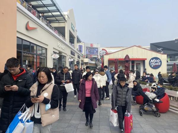 太疯狂!上海人凌晨2点还在买?收银点大排长龙,自动扶梯上都是人,有品牌紧急限流 太疯狂!上海人凌晨2点还在买?收银点大排长龙,自动扶梯上都是人,有品牌紧急限流