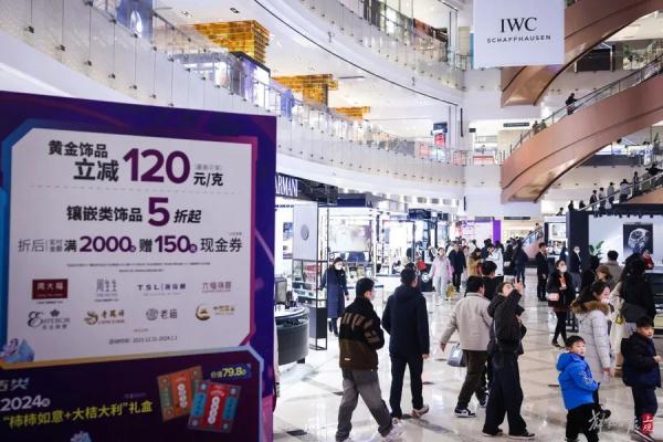 太疯狂!上海人凌晨2点还在买?收银点大排长龙,自动扶梯上都是人,有品牌紧急限流 太疯狂!上海人凌晨2点还在买?收银点大排长龙,自动扶梯上都是人,有品牌紧急限流