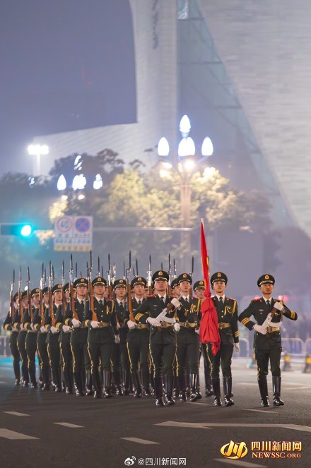 祝福伟大的祖国！成都天府广场举行2024年元旦升旗仪式