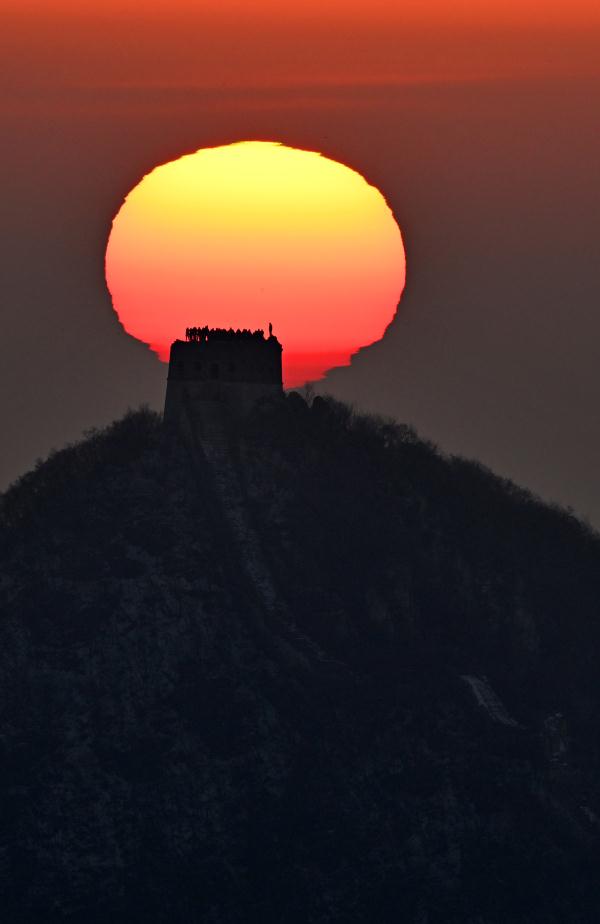 壮美！游客登上长城，迎接2024新年曙光