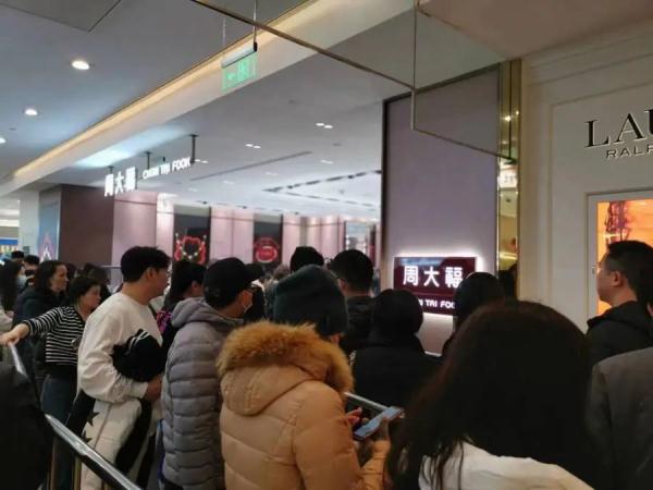 太疯狂!上海人凌晨2点还在买?收银点大排长龙,自动扶梯上都是人,有品牌紧急限流 太疯狂!上海人凌晨2点还在买?收银点大排长龙,自动扶梯上都是人,有品牌紧急限流