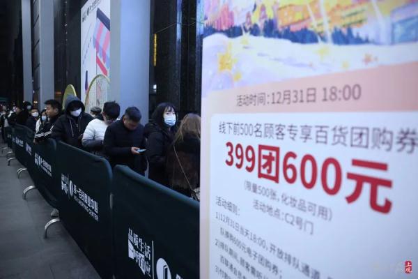 太疯狂!上海人凌晨2点还在买?收银点大排长龙,自动扶梯上都是人,有品牌紧急限流 太疯狂!上海人凌晨2点还在买?收银点大排长龙,自动扶梯上都是人,有品牌紧急限流