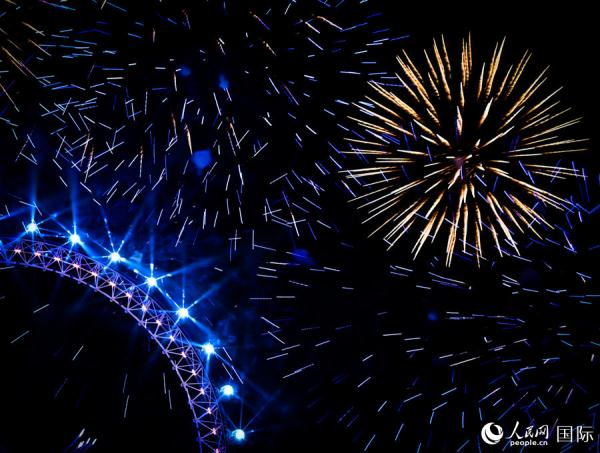 伦敦举行跨年烟花秀 10万人共迎2024新年 伦敦举行跨年烟花秀 10万人共迎2024新年