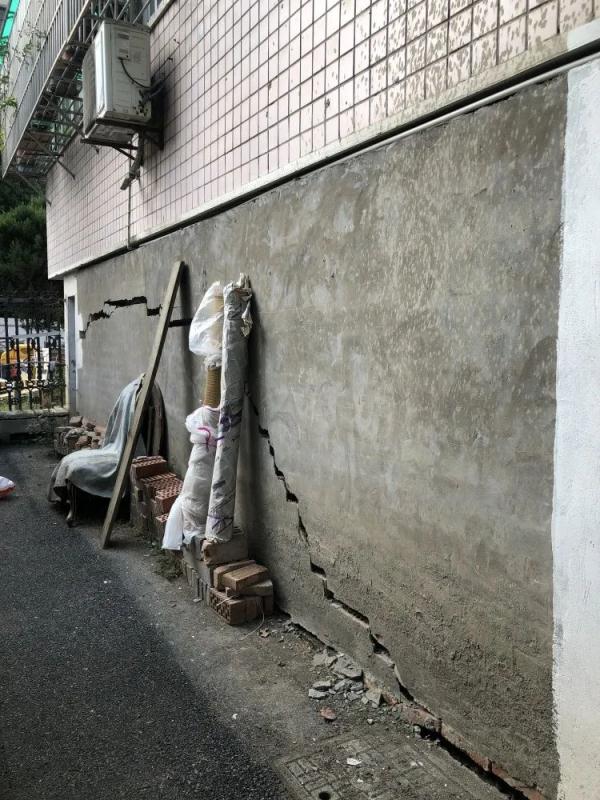杭州一停车场施工后隔壁小区变“危房”，一年多仍未解决