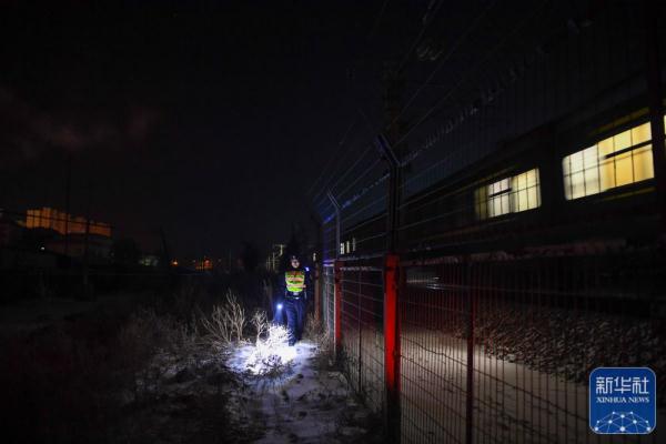 铁警蔡立东:跨年夜 巡线路上保安全 铁警蔡立东:跨年夜 巡线路上保安全