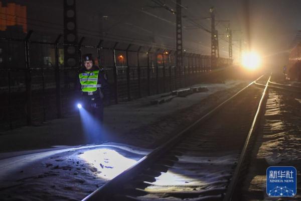 铁警蔡立东:跨年夜 巡线路上保安全 铁警蔡立东:跨年夜 巡线路上保安全