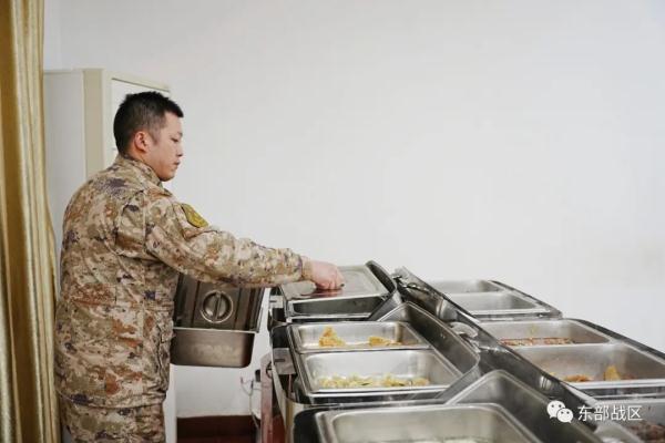 信号弹划破长空，数架战鹰依次呼啸升空……