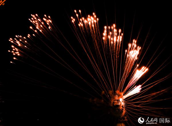 伦敦举行跨年烟花秀 10万人共迎2024新年 伦敦举行跨年烟花秀 10万人共迎2024新年