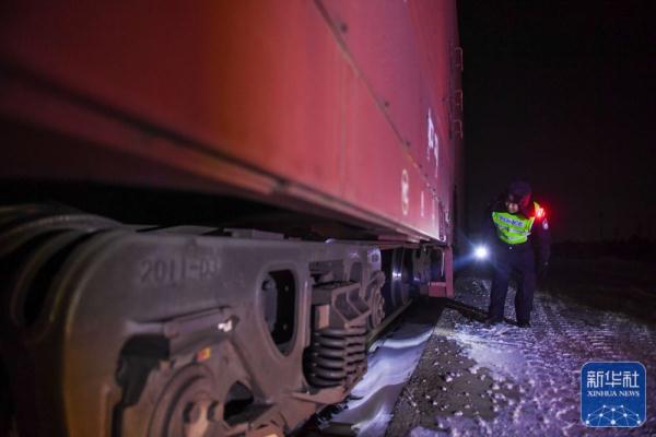 铁警蔡立东:跨年夜 巡线路上保安全 铁警蔡立东:跨年夜 巡线路上保安全