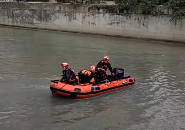 女子跳入上海河道失踪!官方:仍在全力搜救中 女子跳入上海河道失踪!官方:仍在全力搜救中