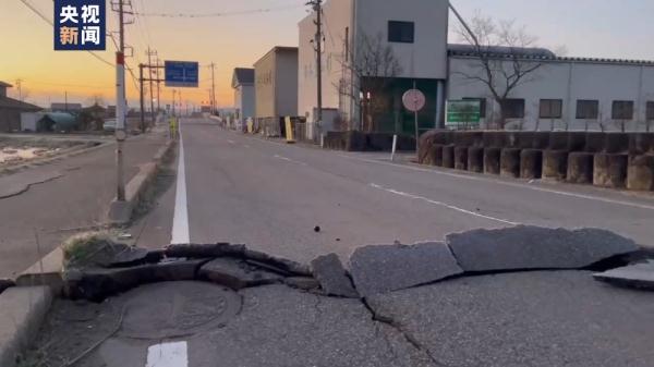 地震造成日本能登半岛道路损毁 车辆通行受影响 地震造成日本能登半岛道路损毁 车辆通行受影响