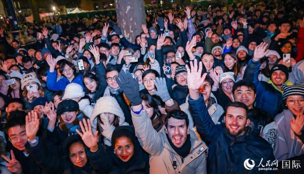 伦敦举行跨年烟花秀 10万人共迎2024新年 伦敦举行跨年烟花秀 10万人共迎2024新年