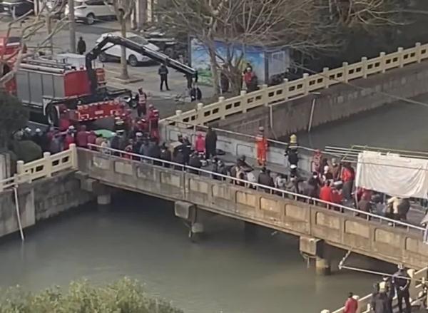 女子跳入上海河道失踪!官方:仍在全力搜救中 女子跳入上海河道失踪!官方:仍在全力搜救中