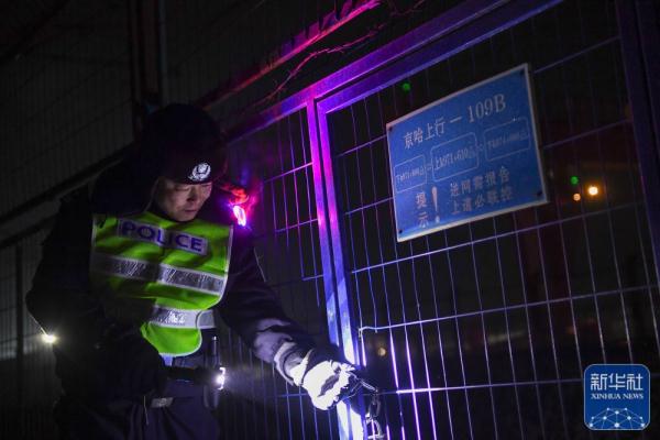 铁警蔡立东:跨年夜 巡线路上保安全 铁警蔡立东:跨年夜 巡线路上保安全