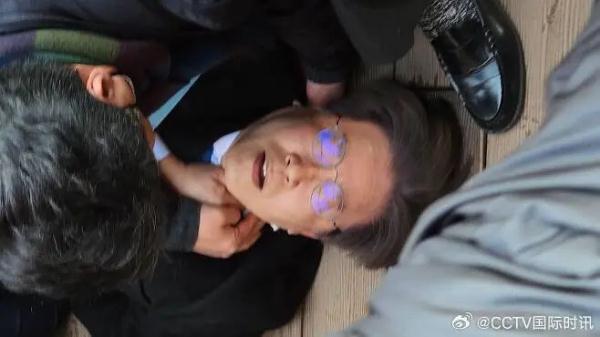 突发!李在明遇袭被刺,“流血倒地”……现场画面曝光,惊呼声一片→ 突发!李在明遇袭被刺,“流血倒地”……现场画面曝光,惊呼声一片→