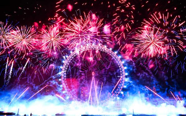 伦敦举行跨年烟花秀 10万人共迎2024新年 伦敦举行跨年烟花秀 10万人共迎2024新年