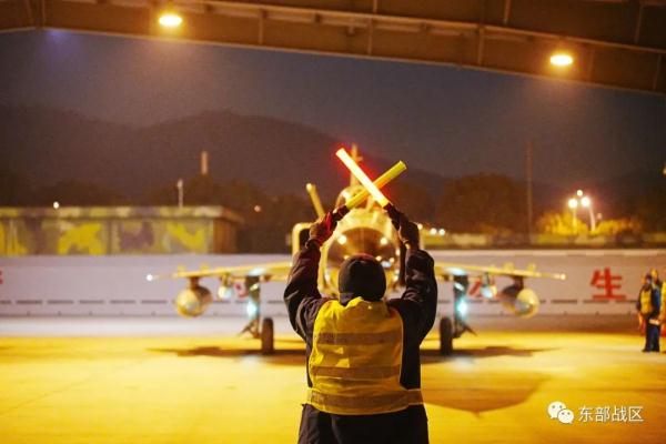 信号弹划破长空，数架战鹰依次呼啸升空……