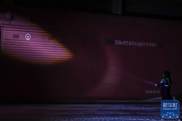 铁警蔡立东:跨年夜 巡线路上保安全 铁警蔡立东:跨年夜 巡线路上保安全