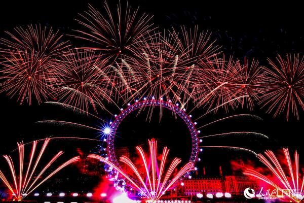 伦敦举行跨年烟花秀 10万人共迎2024新年 伦敦举行跨年烟花秀 10万人共迎2024新年