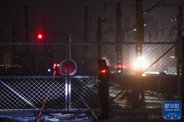 铁警蔡立东:跨年夜 巡线路上保安全 铁警蔡立东:跨年夜 巡线路上保安全