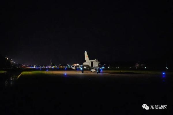 信号弹划破长空，数架战鹰依次呼啸升空……